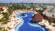 Вид на бассейн в Luxury Bahia Principe Esmeralda или окрестностях
