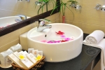 Ванная комната в Swiss Village Resort & Spa