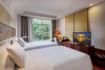 Кровать или кровати в номере Huayu Resort & Spa Yalong Bay Sanya
