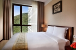 Кровать или кровати в номере Serenity Coast All Suite Resort Sanya