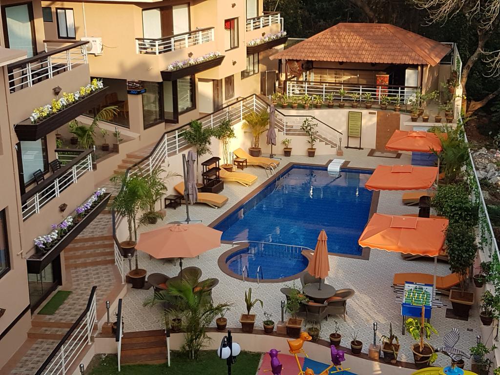 Отель Вид на бассейн в La Sunila Suites или окрестностях