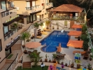 Вид на бассейн в La Sunila Suites или окрестностях