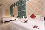 Кровать или кровати в номере Little Paris Resort