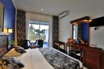 Кровать или кровати в номере Hibiscus Beach Hotel & Villas
