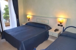 Кровать или кровати в номере Kalos Hotel