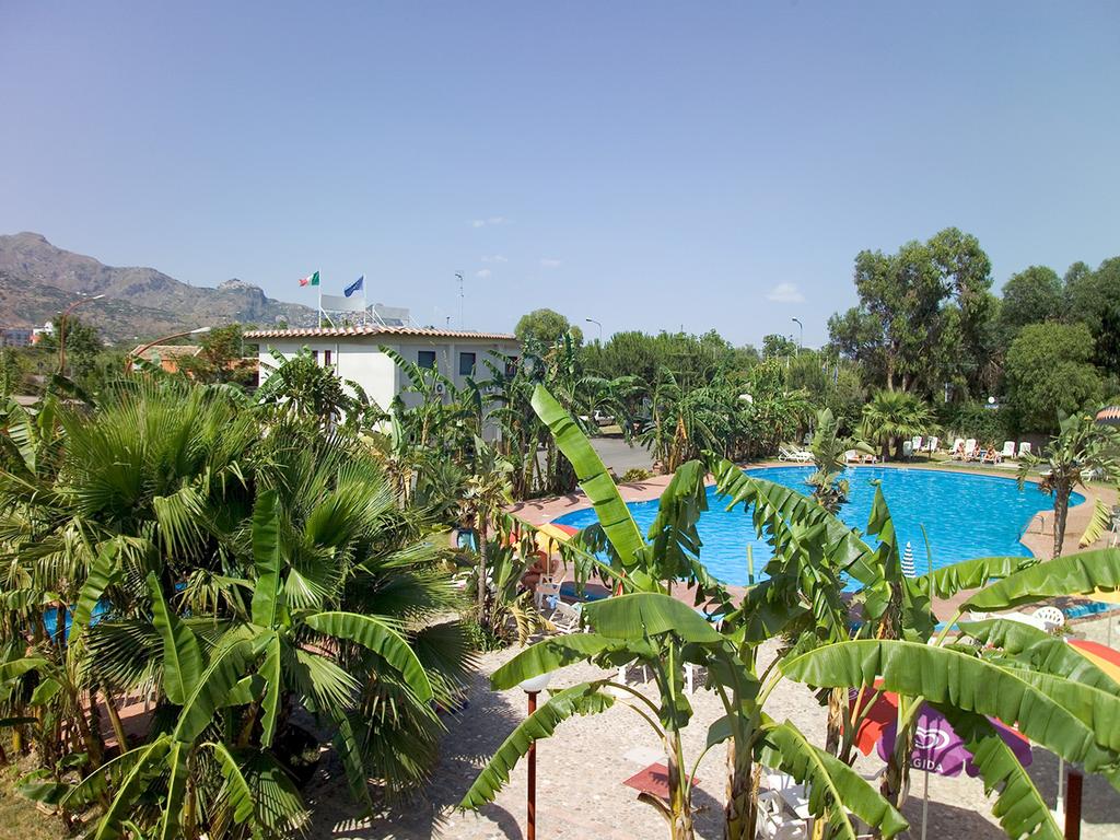 Вид на бассейн в Villaggio Alkantara или окрестностях