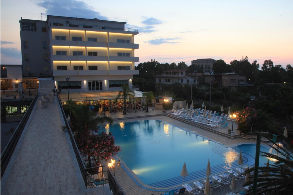 Вид на бассейн в Hotel Santa Lucia Le Sabbie d'Oro или окрестностях