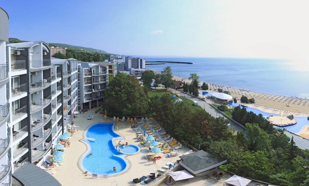 Вид на бассейн в Luna Hotel - Balneo & Spa или окрестностях