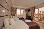 Кровать или кровати в номере Sunrise Crystal Bay Resort