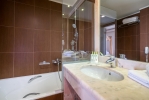 Ванная комната в Zante Park Hotel; BW Premier Collection