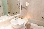 Ванная комната в Belvedere Gerakas Luxury Suites