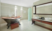 Ванная комната в DoubleTree by Hilton Seychelles Allamanda Resort & Spa
