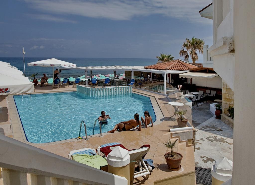 Вид на бассейн в Jo An Beach Hotel или окрестностях