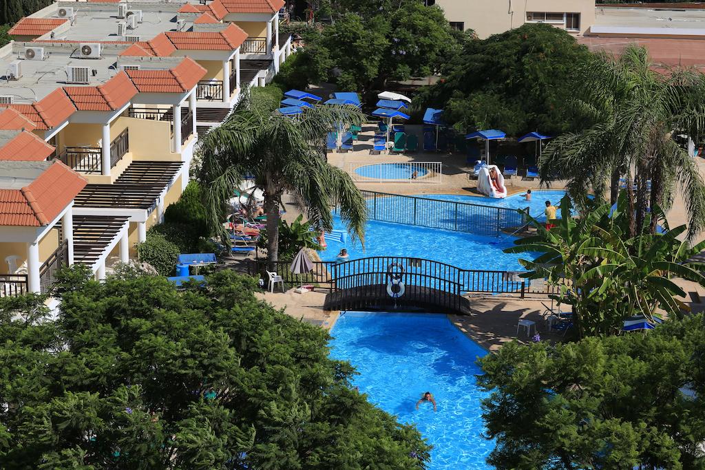 Отель Вид на бассейн в Jacaranda Hotel Apartments или окрестностях 