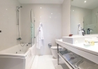 Ванная комната в Pomegranate Wellness Spa Hotel