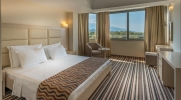 Кровать или кровати в номере Cronwell Platamon Resort Ultra All-Inclusive