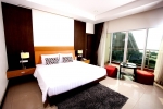 Кровать или кровати в номере Prima Wongamat Hotel