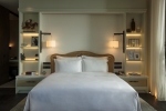 Кровать или кровати в номере Rosewood Phuket