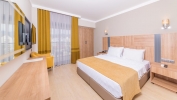 Кровать или кровати в номере Julian Club Hotel
