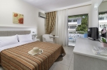 Кровать или кровати в номере Porfi Beach Hotel