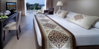 Кровать или кровати в номере Jaz Fanara Resort