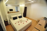 Кровать или кровати в номере Forty Winks Phuket Hotel