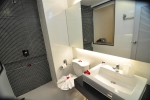 Ванная комната в Forty Winks Phuket Hotel