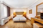 Кровать или кровати в номере Poseidon Palace
