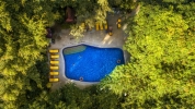 Вид на бассейн в Tropica Bungalow Hotel или окрестностях