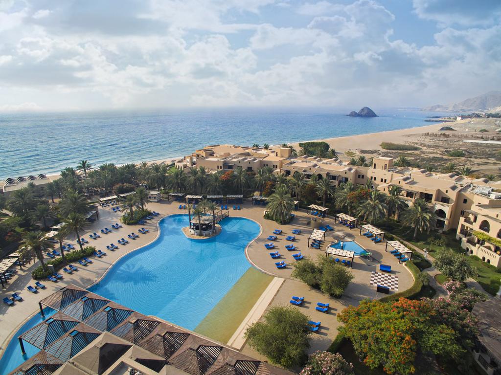 Вид на бассейн в Miramar Al Aqah Beach Resort или окрестностях