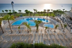 Вид на бассейн в Pernera Beach Hotel или окрестностях