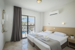 Кровать или кровати в номере Christabelle Hotel Apartments 