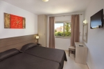 Кровать или кровати в номере Petrosana Hotel Apartments 