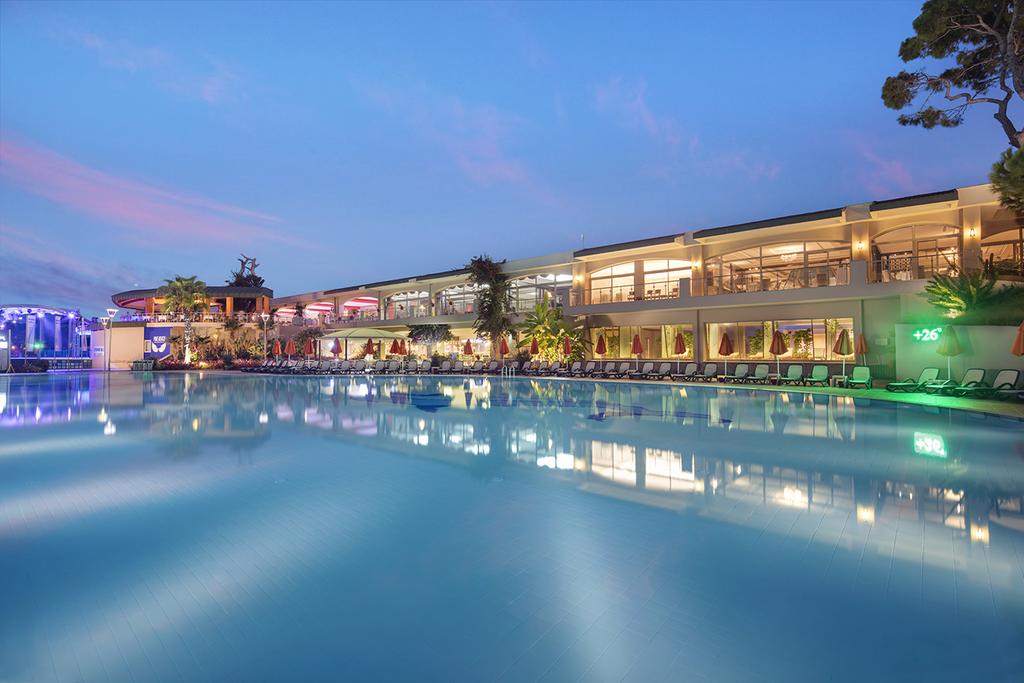 Отель Бассейн в Maritim Pine Beach Resort или поблизости