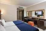 Кровать или кровати в номере Maritim Pine Beach Resort