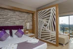 Кровать или кровати в номере Jacaranda Hotels Side