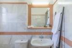 Ванная комната в Knossos Beach Bungalows & Suites