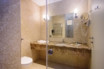 Ванная комната в The Grand Gloria Hotel