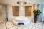 Ванная комната в Rixos The Palm Hotel & Suites