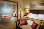 Кровать или кровати в номере Mövenpick Hotel Jumeirah Beach