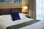 Кровать или кровати в номере Mövenpick Hotel Jumeirah Beach