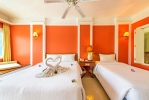 Кровать или кровати в номере Andaman Seaview Hotel - Karon Beach