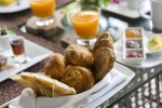 Завтрак для гостей Dhevatara Beach Hotel