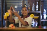 Лаундж или бар в Dhevatara Beach Hotel