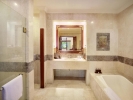 Ванная комната в The Grand Bali Nusa Dua