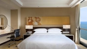 Кровать или кровати в номере Sheraton Nha Trang