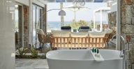 Ванная комната в Radisson Blu Beach Resort, Milatos Crete