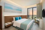 Кровать или кровати в номере Wyndham Garden Ajman Corniche