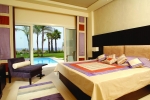 Кровать или кровати в номере Grand Rotana Resort & Spa