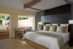 Кровать или кровати в номере Dreams Sands Cancun Resort & Spa - All Inclusive